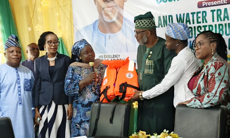 FG Donates 3500 Life-jackets To Ogun State Waterways Operators 